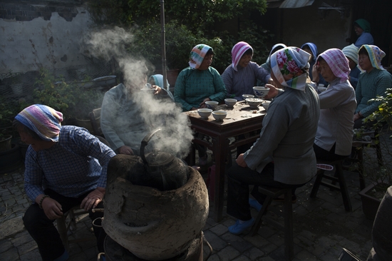 阿婆茶周建伟 摄