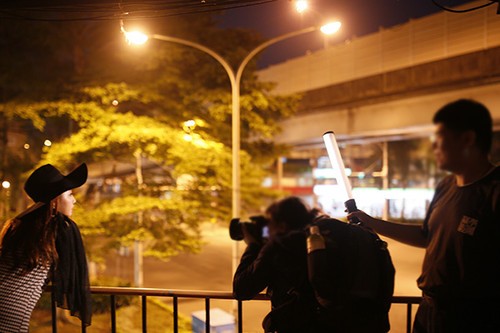夜晚实拍讲解 美女示范微光下LED光源运用